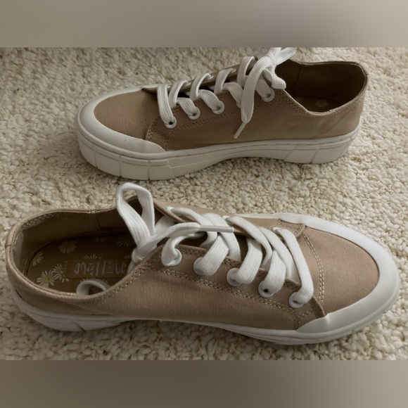 NWOT Mad Love Fran Sneakers tan/white sz 9 - Picture 5 of 8